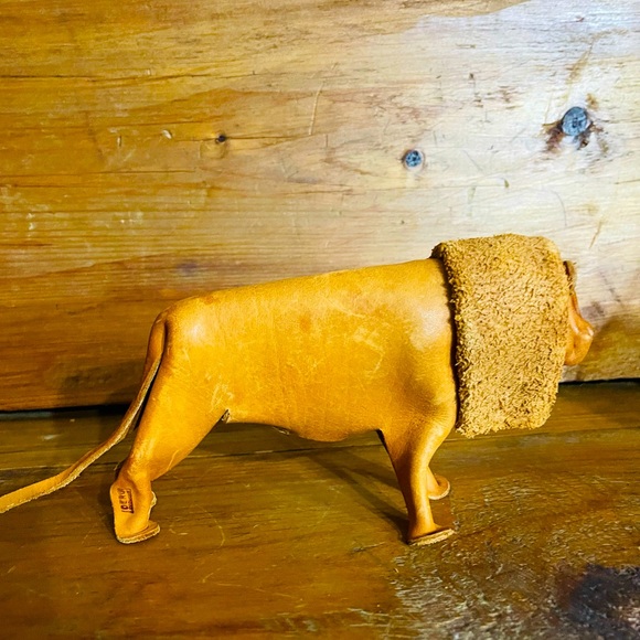 DERUGermany Leather Lion, Mid
 Handmade leather Lion Boxer by DERU
Germany 1960s - Picture 5 of 10